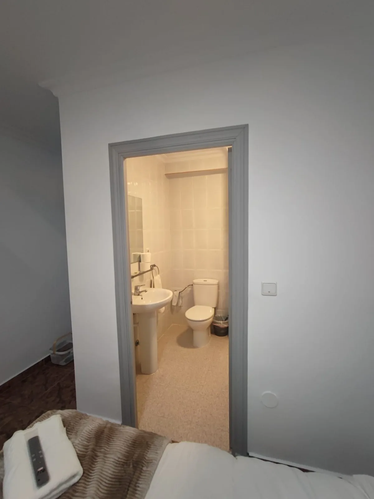 Baño con lavabo y sanitario visto desde la habitación