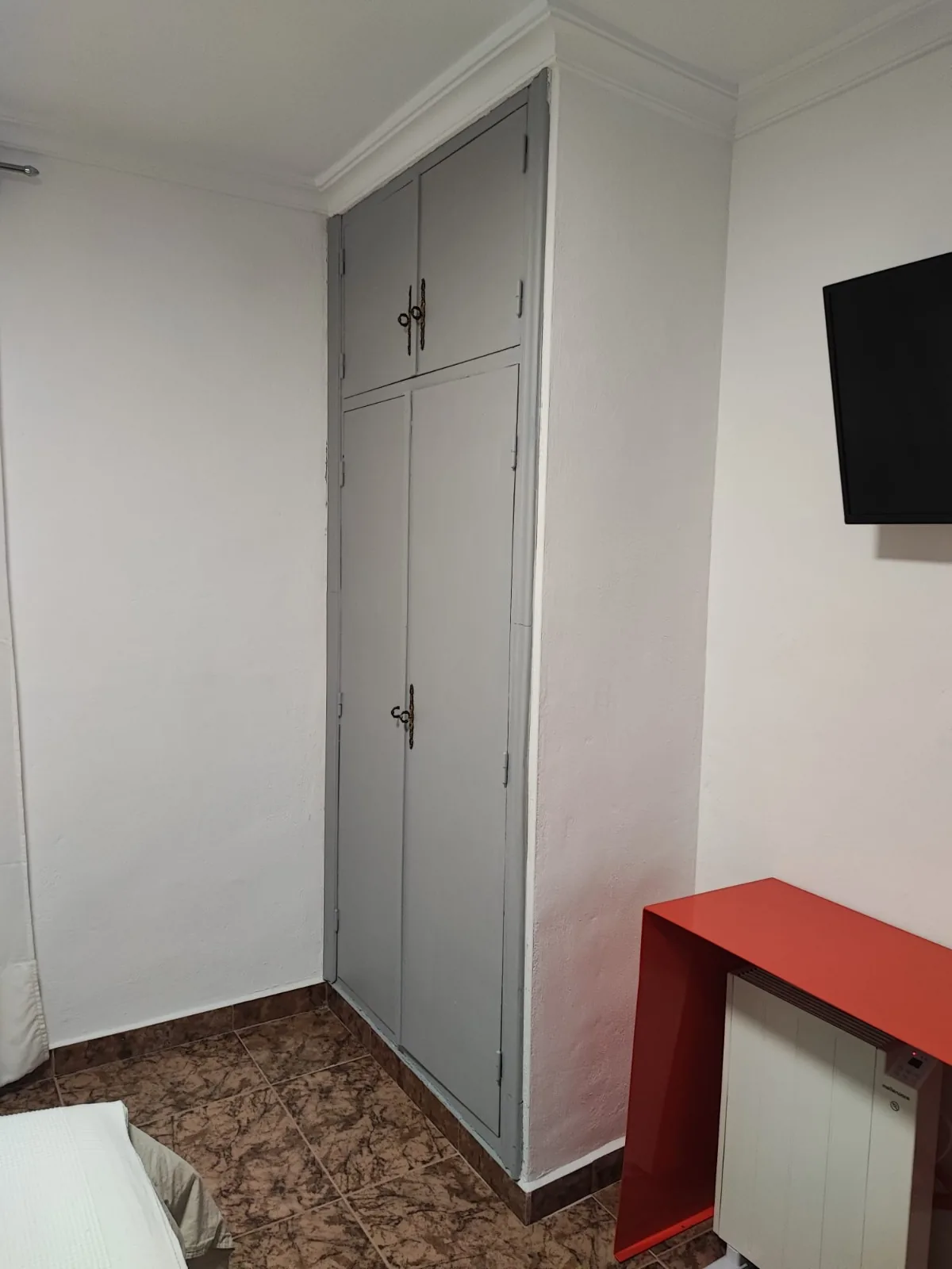 Armario empotrado de dos cuerpos en la habitación