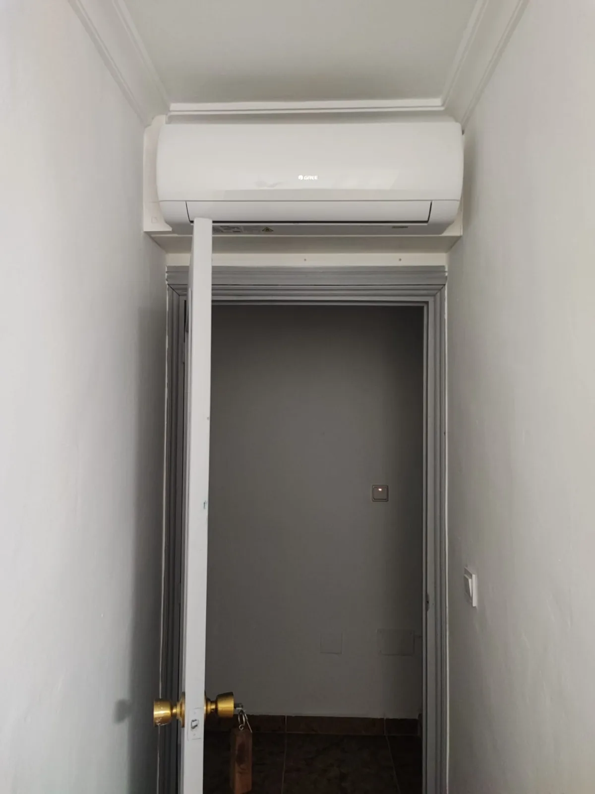 Unidad de aire acondicionado sobre la puerta