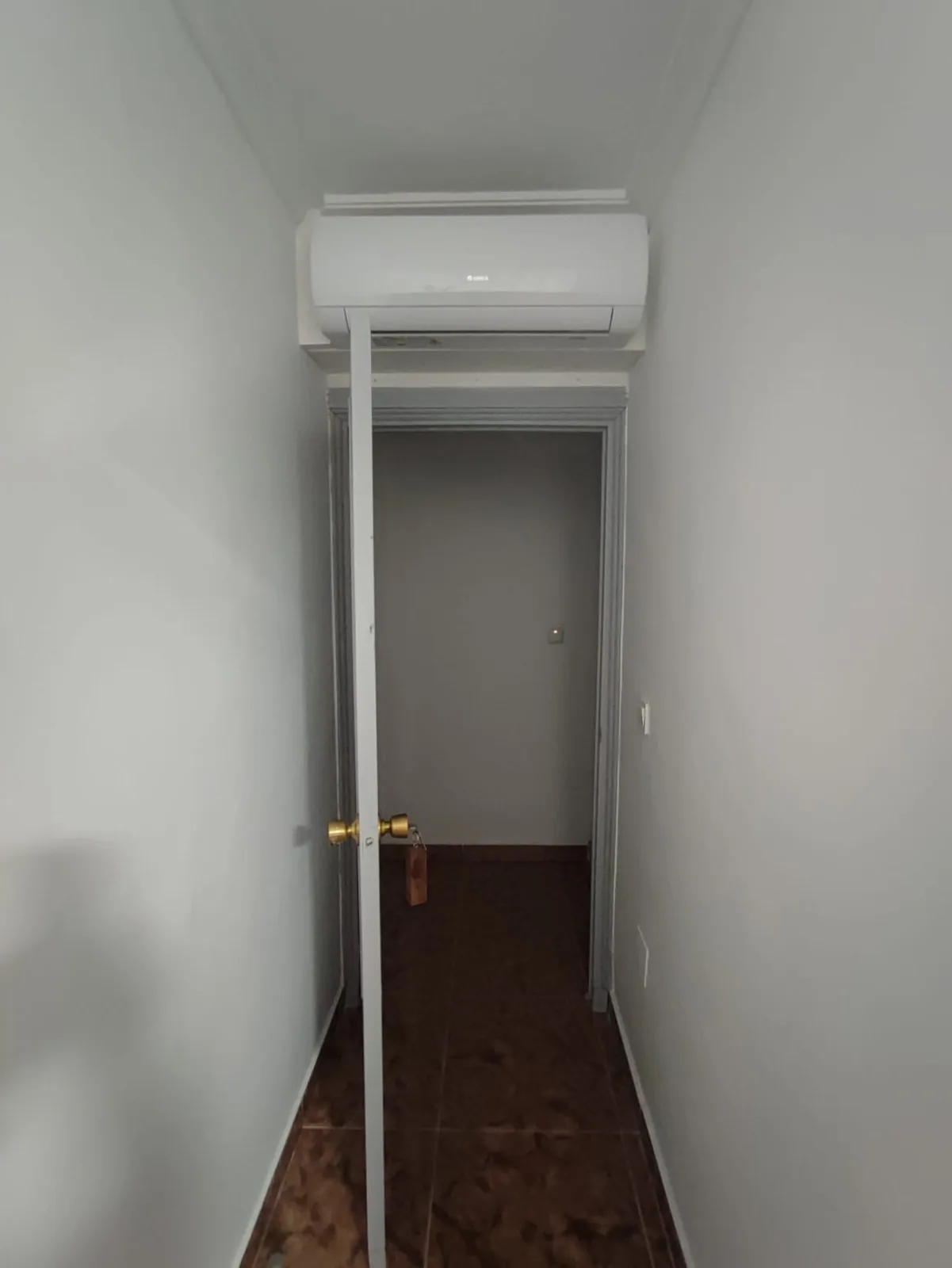 Distribuidor con climatización y suelo cerámico