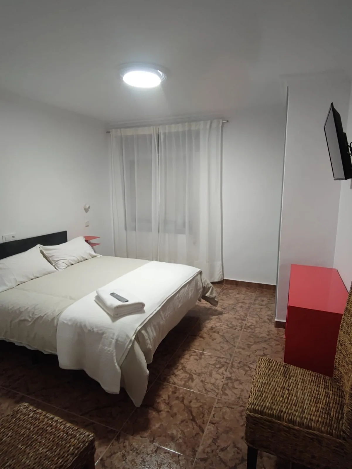 Habitación privada con cama doble y toallas preparadas